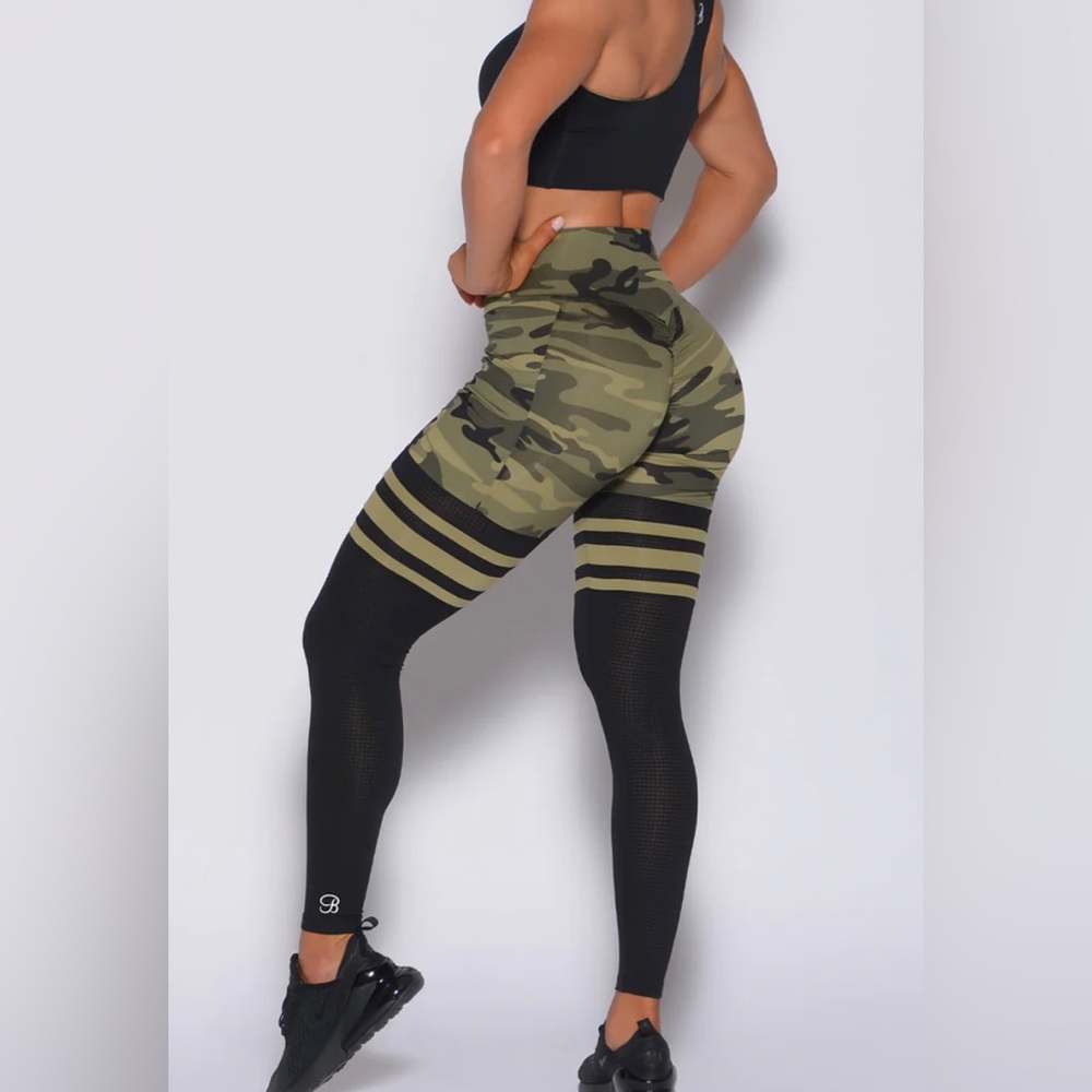 LIKE NEW!! Bombshell Sportswear XS Leggings
